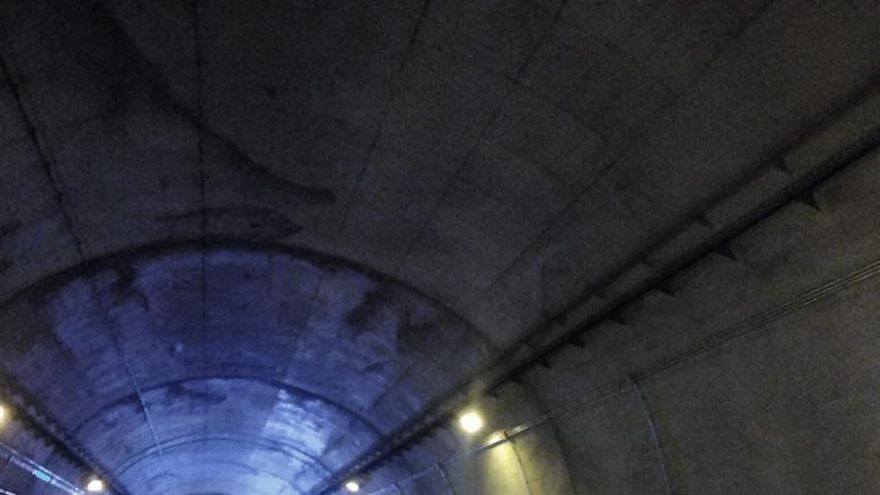 Vehículo incendiado en el túnel de Lantueno