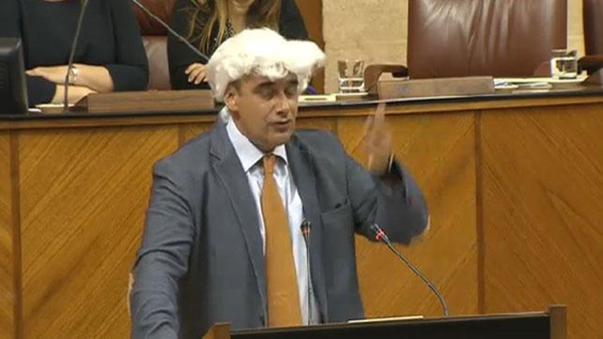 El diputado de Podemos Juan Moreno Yagüe pidió así a los parlamentarios "que se quitaran las pelucas del siglo XIX"