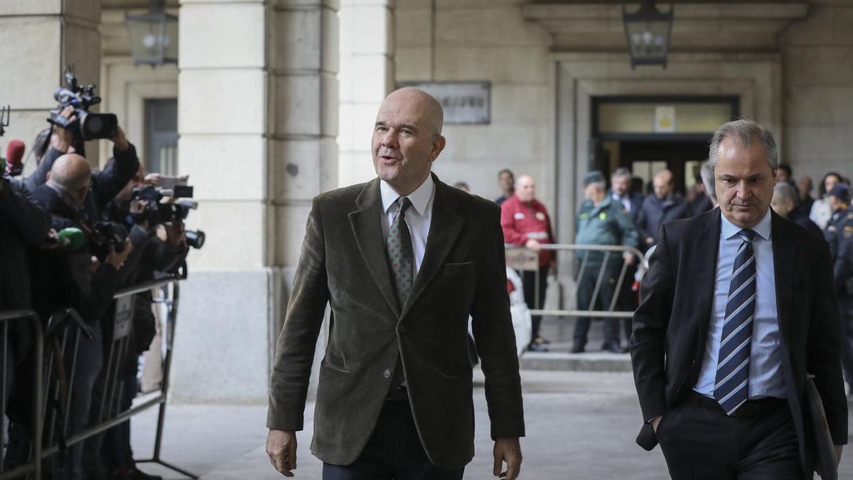 El expresidente andaluz, llegando a la Audiencia junto a su abogado