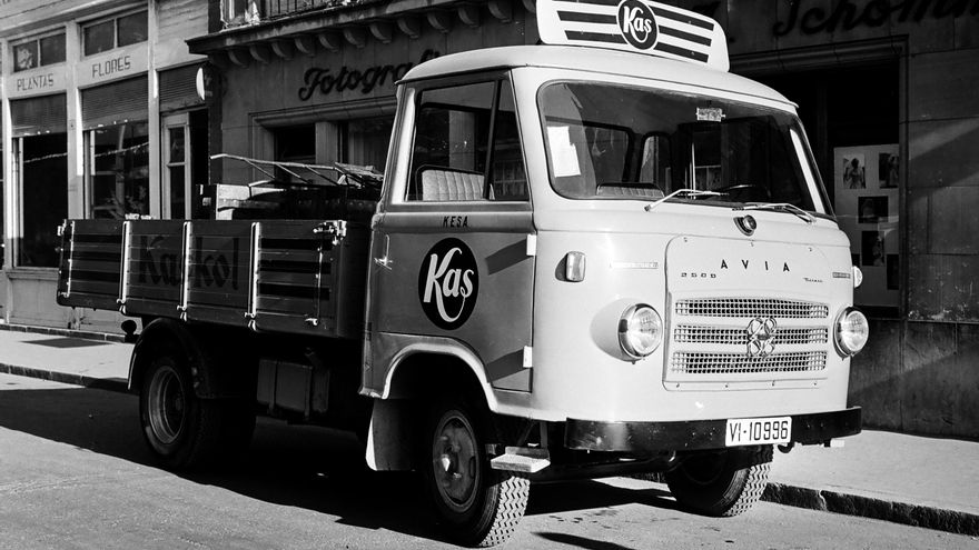Una furgoneta Avia de Refrescos KAS en 1962