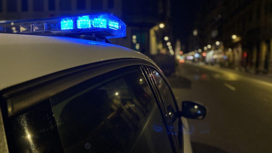 Un vehículo de la Policía Local durante un control nocturno en Valencia.