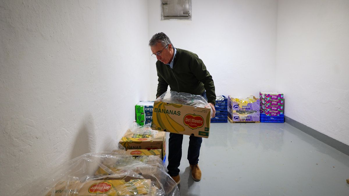 Alfonso Rojo mueve cajas de frutas en uno de los almacenes de su empresa.