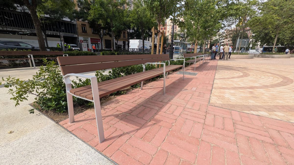 Filas de bancos en un lateral de la plaza