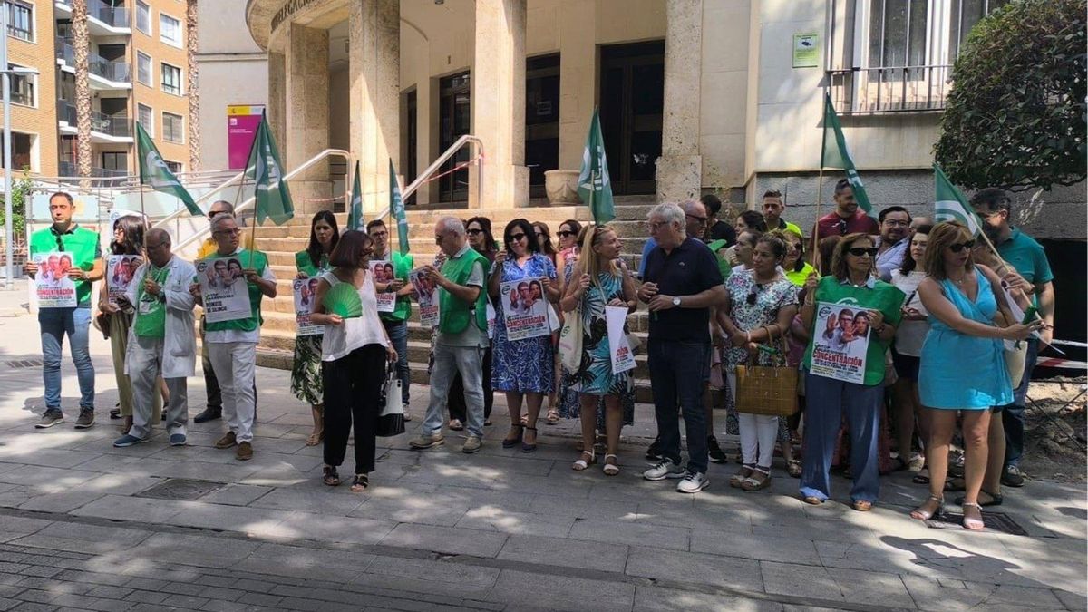 Protesta de una treintena de sanitarios de Ciudad Real ante las agresiones: dicen tener "cada vez más miedo" en el trabajo