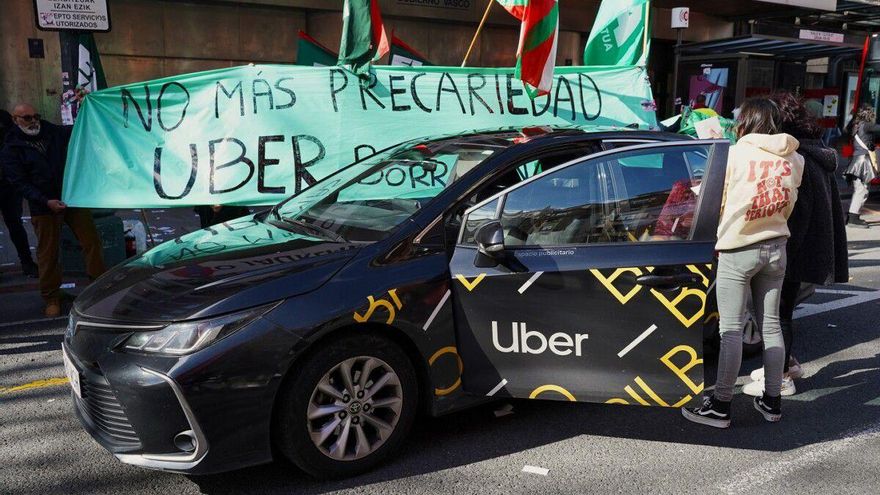 Bajos salarios, jornadas "eternas" y hasta una agresión sexual: el día a día de los conductores de Uber de Bizkaia en huelga