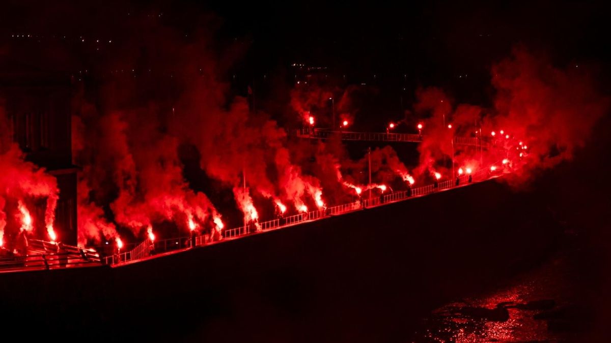 La antorchada en apoyo a las seis sindicalistas, en Gijón.