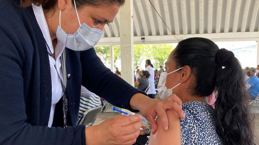Personal médico vacuna a personas de 50 a 59 años hoy, contra la Covid-19, en el municipio de Tultitlán, estado de México en donde prosiguen las jornadas de vacunación contra el coronavirus, desde la mañana de este martes llegan los adultos para ser inmunizados en una primera dosis, y posteriormente esperar a la aplicación de una segunda vacuna en semanas posteriores. EFE/ Alex Cruz