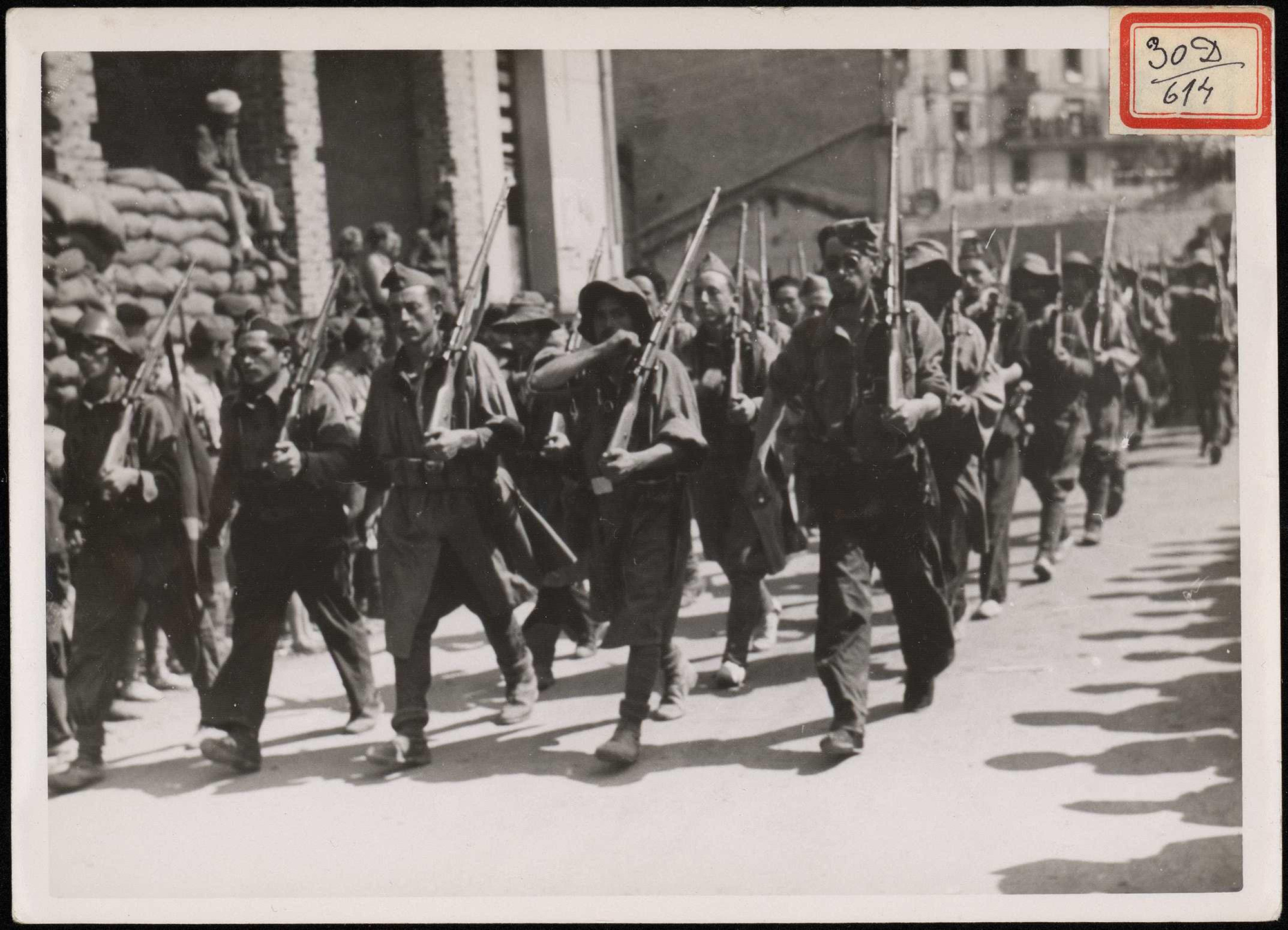 "Desfile de las tropas en Torrelavega". 24 de agosto de 1937.