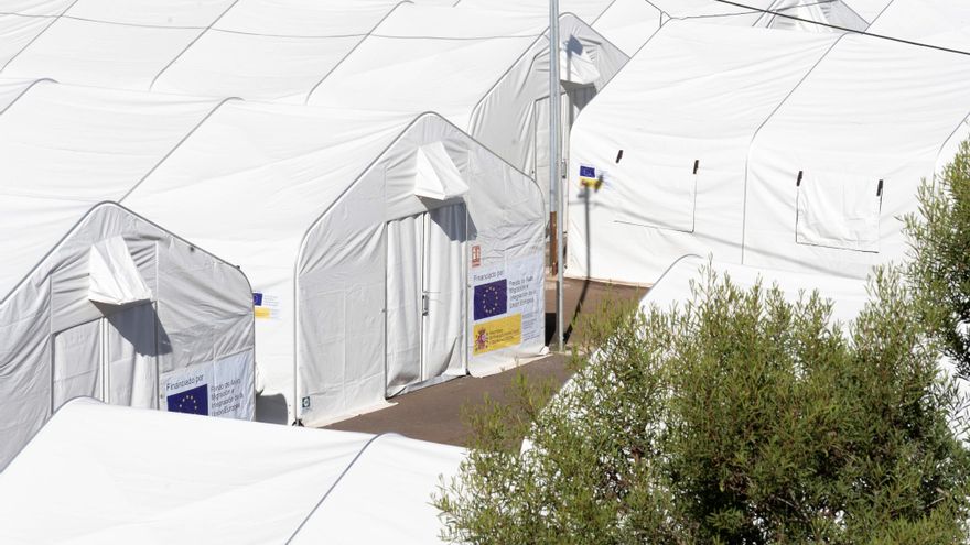 Carpas instaladas en el Centro de Acogida Temporal de Extranjeros de Las Raíces (La Laguna), al que esta semana serán trasladados inmigrantes alojados en hoteles de Gran Canaria y Tenerife.