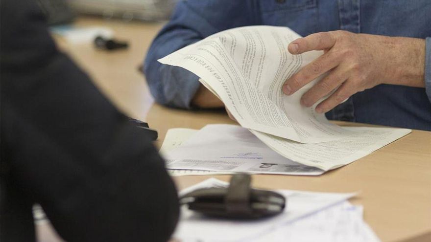 Un trabajador social revisa documentación