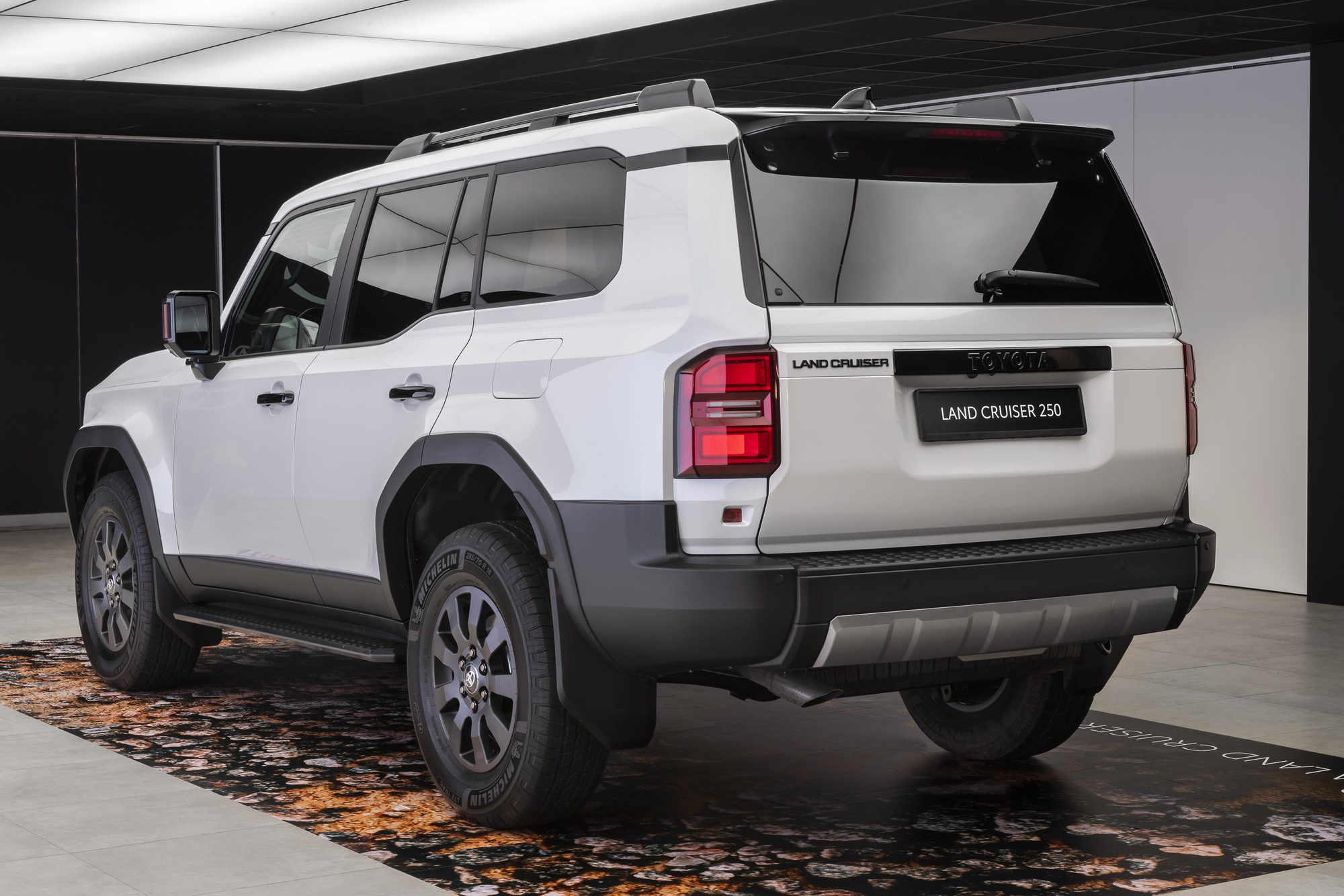 Vista lateral y trasera del nuevo Toyota Land Cruiser.