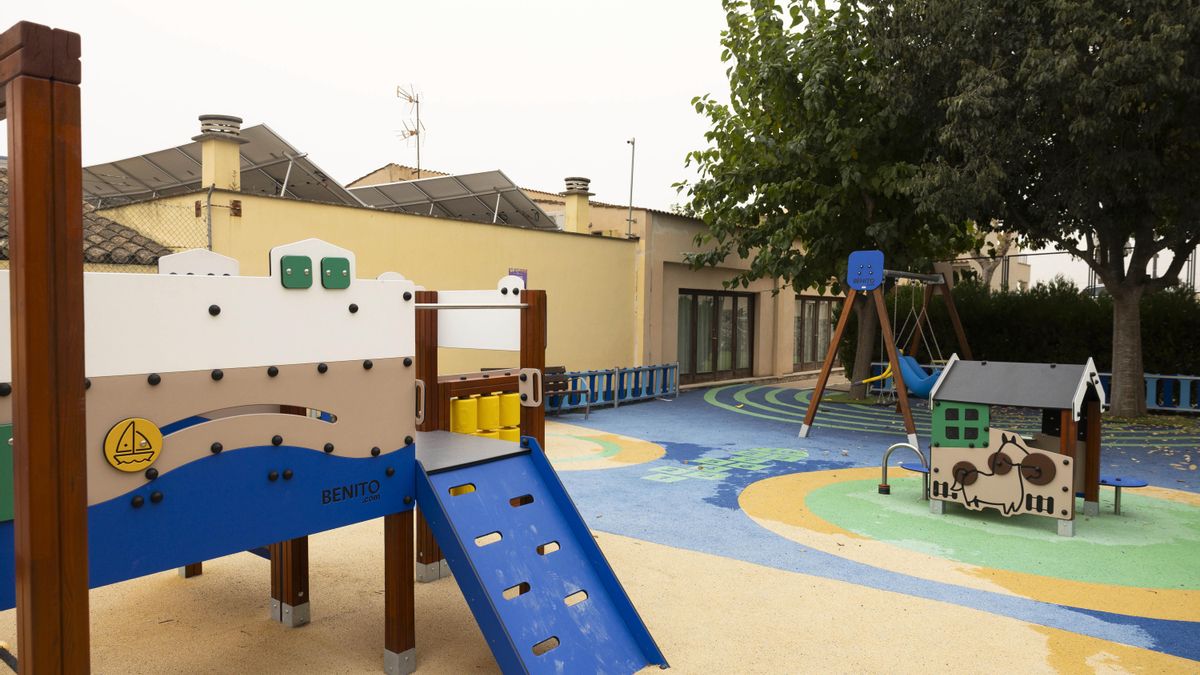 Parque infantil del centro del pueblo vigilado por cámaras instaladas en puntos elevados y fachadas cercanas, que captan toda la zona de juego.