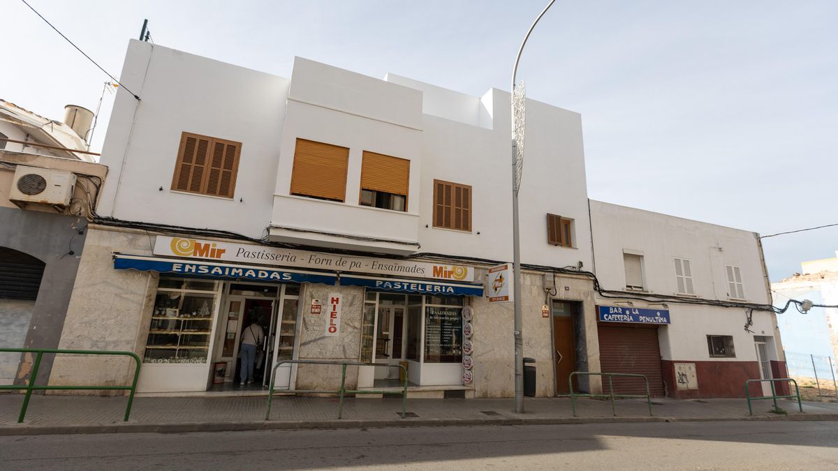 Fachada de la panadería-pastelería Mir, uno de los pocos negocios familiares que sobreviven en Es Coll d'en Rabassa. A la derecha de la imagen, el solar donde se ubicaba el Cine Nou