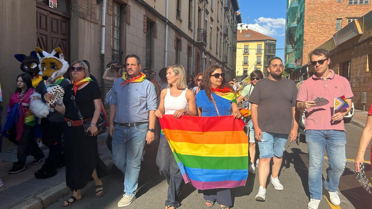 Miembros del PSOE de León en la celebración del Orgullo en León capital.