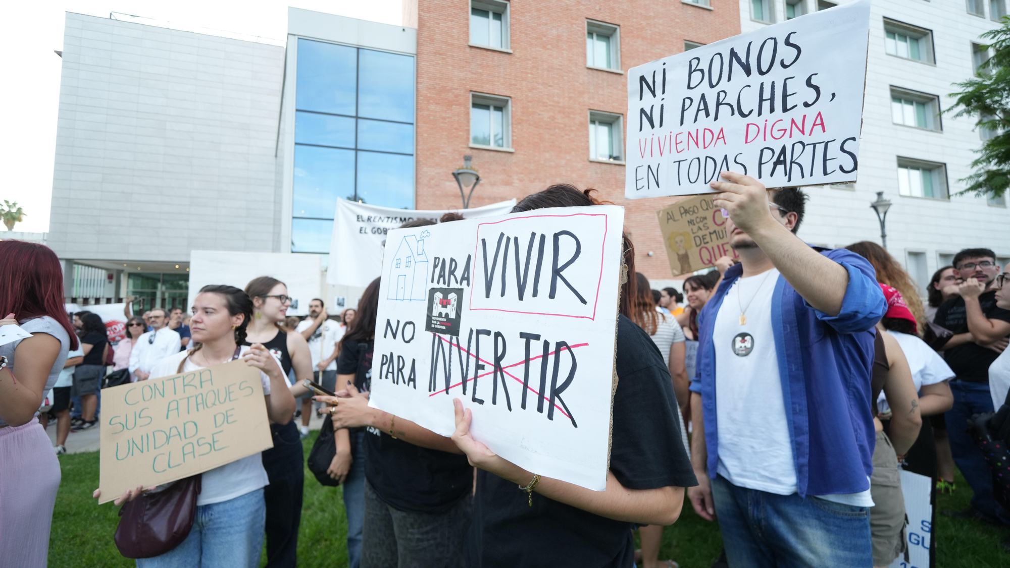 Concentración en Córdoba por la vivienda tras el desahucio de Maricarmen