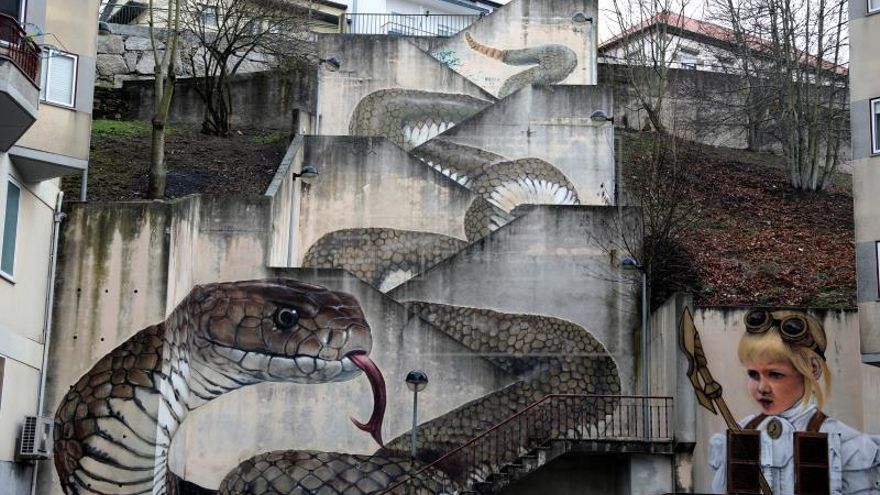 El español Hugo Lomas plasma el miedo en un mural de la portuguesa Guarda