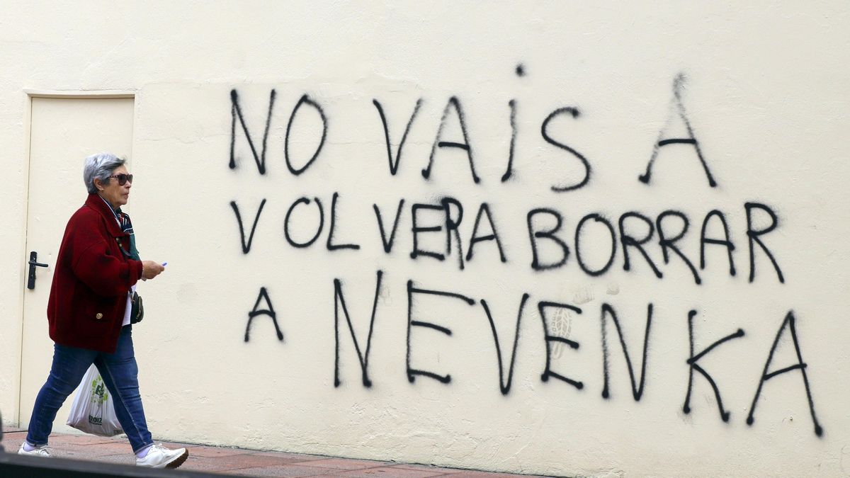 Una ponferradina pasa ante la pared que tuvo hasta el verano un mural en homenaje a Nevenka Fernández.
