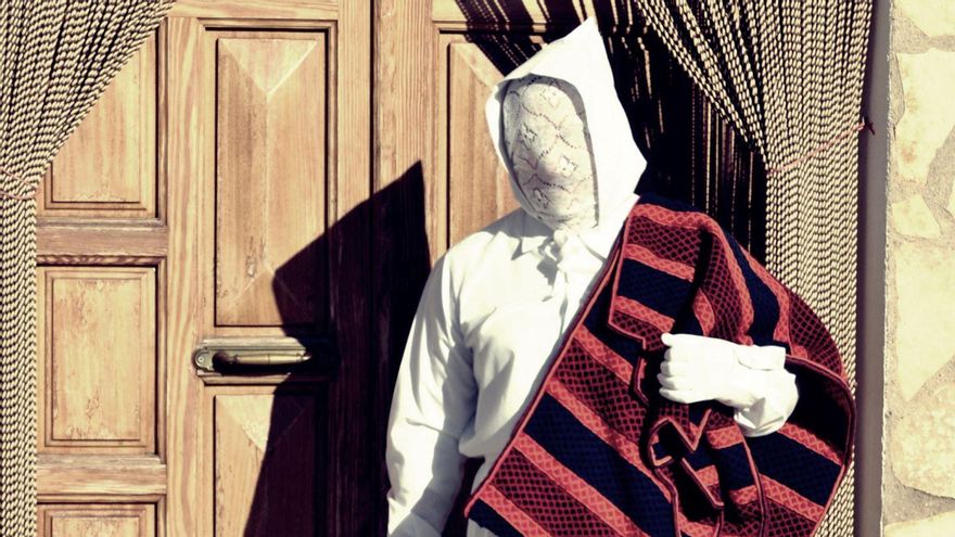 El Blanco con su indumentaria, alforjas (para recoger las limosnas) y campanilla.