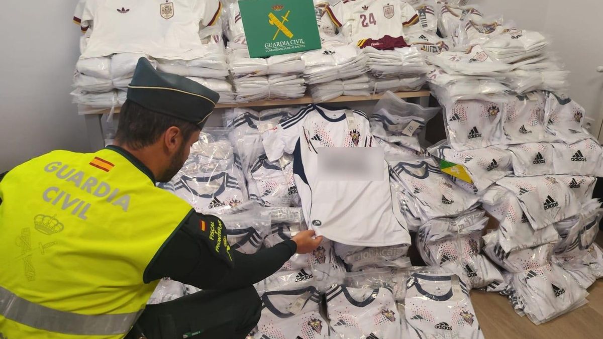 Camisetas falsificadas recibidas en Aguas Nuevas (Albacete)