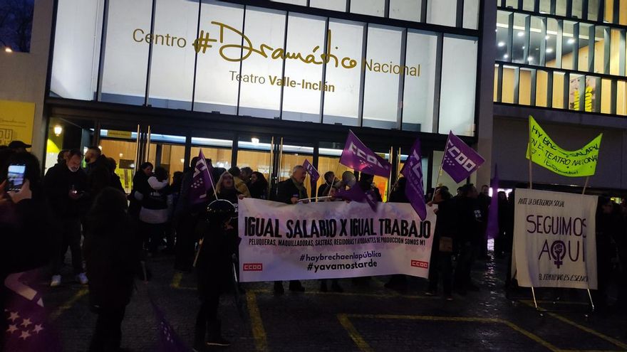 Concentración en las puertas del Teatro Valle Inclán de Madrid.