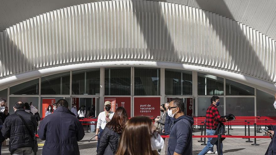 Varias personas en las inmediaciones del vacunódromo instalado en la Ciutat de Les Arts i les Ciències de Valencia, que ha reabierto este lunes sus puertas