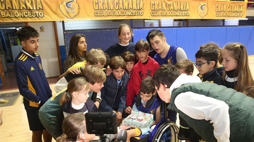 Pepe, celebrando su 10º cumpleaños con sus compañeros