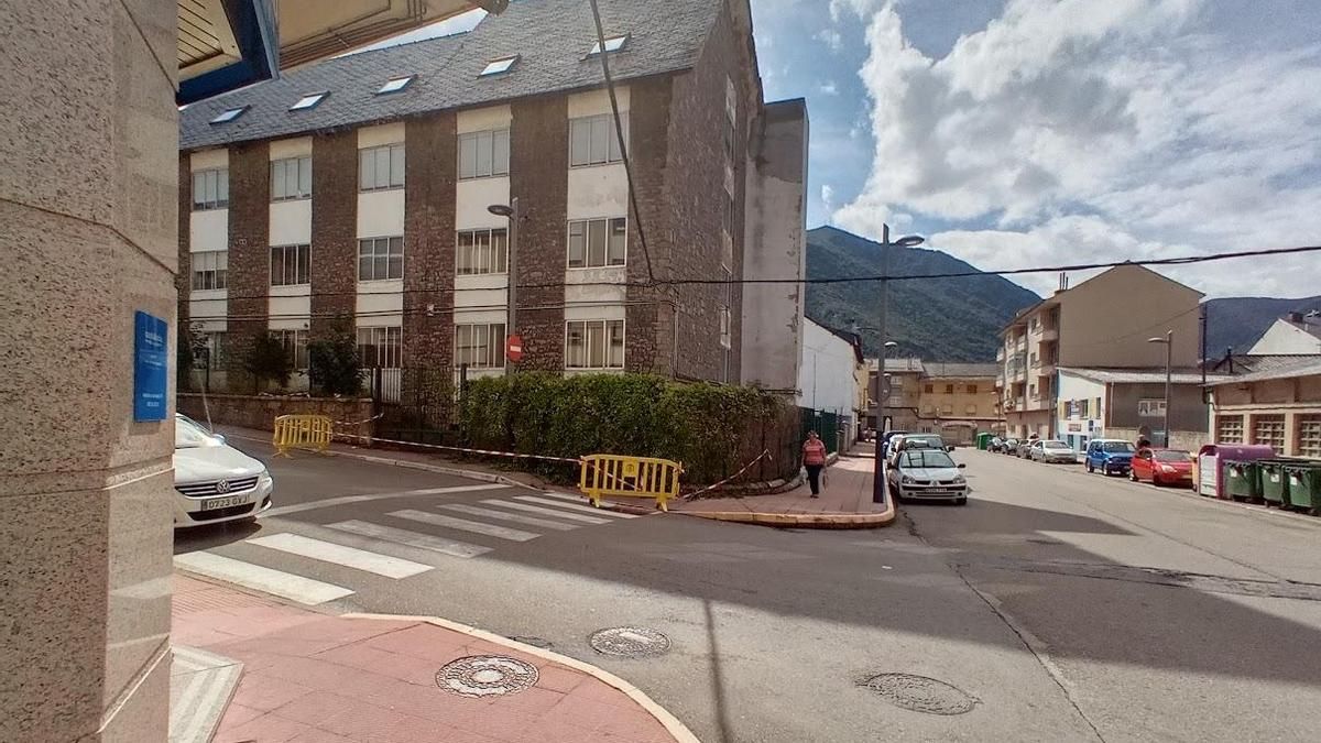 Deterioro de la fachada del ambulatorio de Villablino.