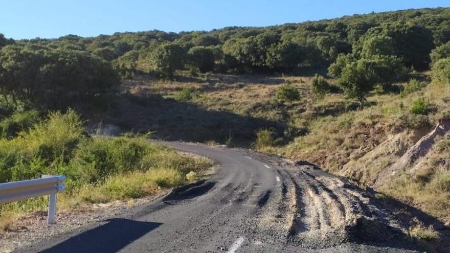 Vecinos de Zenzano insisten en denunciar el mal estado de la carretera