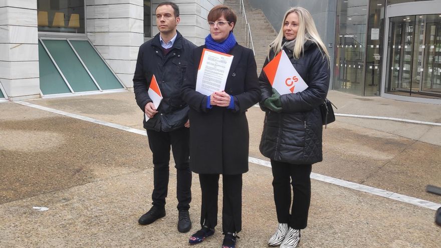 Archivo - La portavoz de Ciudadanos en el Ayuntamiento de Lleida, Ángeles Ribes, junto a la concejal María Burrel y el exedil José Luis Osorio.