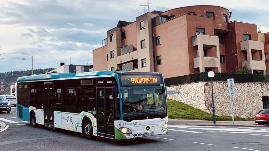 PSE-EE y PNV pugnan por la medalla de mantener en Euskadi en 2023 el 50% de descuento en el transporte público