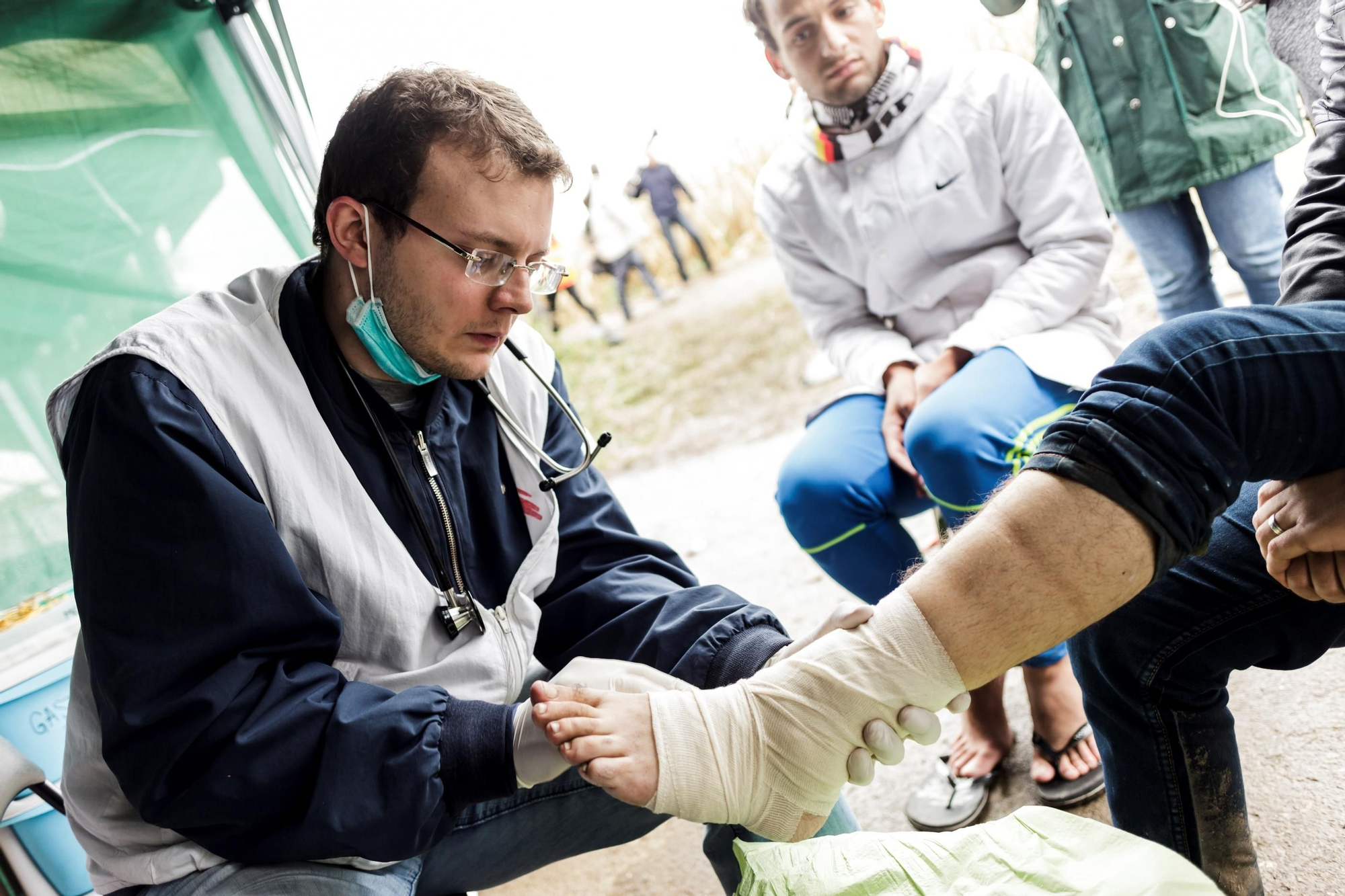 Los equipos médicos de MSF en Serbia están atendiendo a más de 400 pacientes al día; las cifras han aumentado extraordinariamente durante las últimas semanas. Boris Jegorovic, médico de MSF, realiza a una exploración a un refugiado en el cruce fronterizo de Berkasovo /Bapska. Fotografía: Achilleas Zavallis