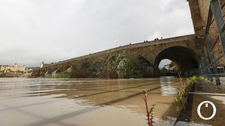 El Guadalquivir vuelve a superar el umbral naranja a su paso por Córdoba capital