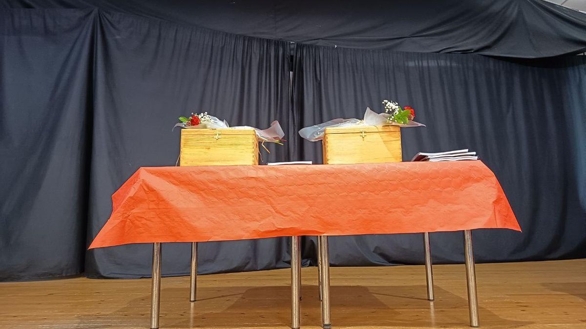 Urnas con los restos de Timoteo Higuera y Agustín Labrado, víctimas de la represión franquista en 1936 en Mesegar de Tajo (Toledo)