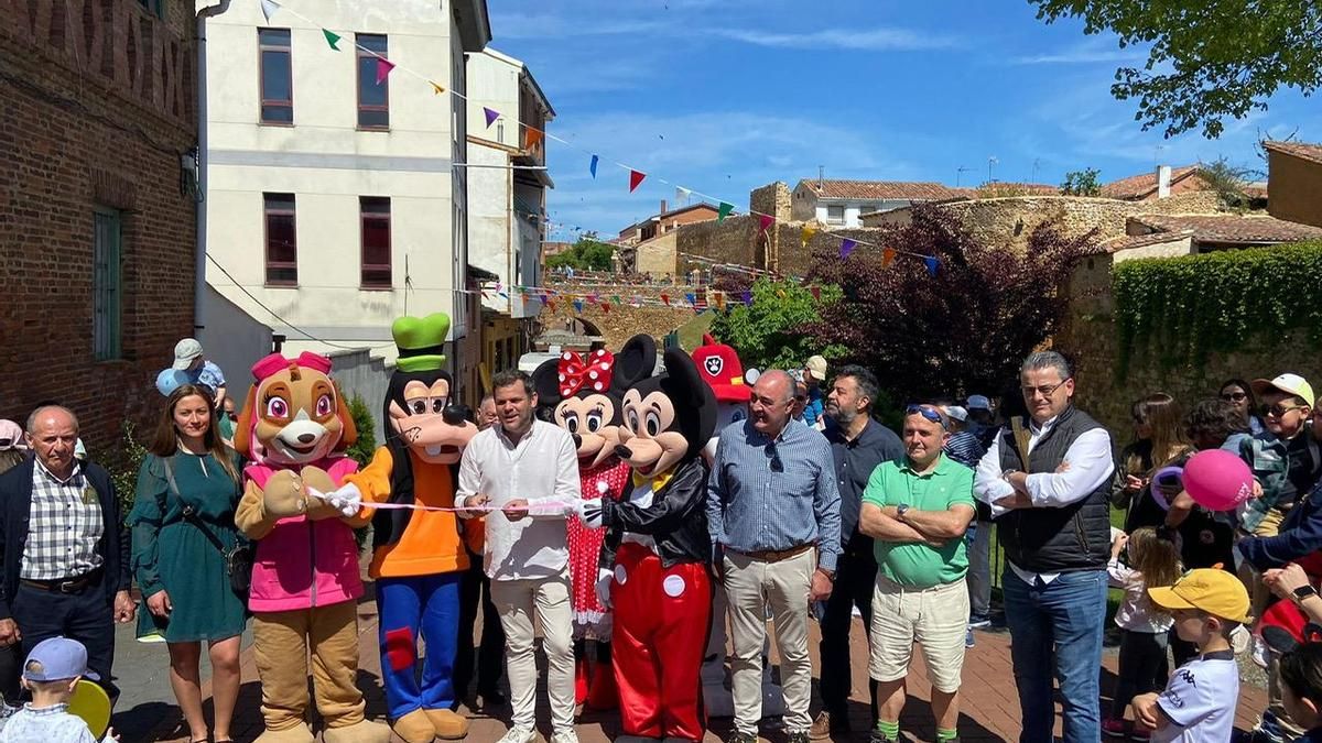 Los cuentos toman vida en Almanza durante el fin de semana: cuentacuentos, conciertos y magia