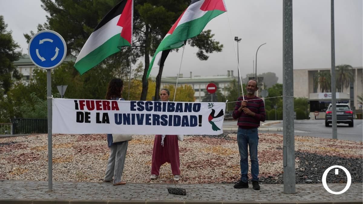 Un grupo de activistas propalestinos se manifiestan en Rabanales por la vinculación entre Escribano y la UCO