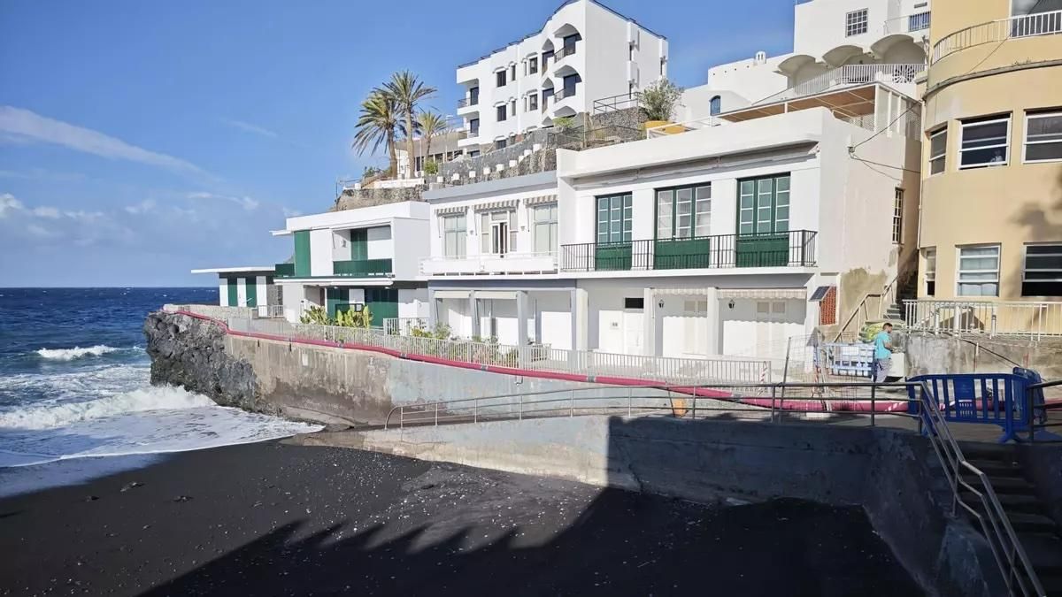 La zona restringida de Puerto Naos se reduce a una parte de la Playa Chica