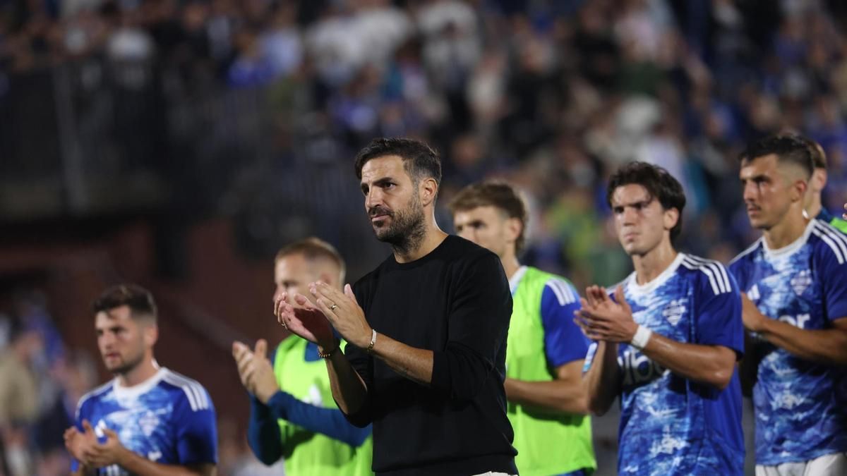 El entrenador del Como Cesc Fabregas junto a sus jugadores en un partido de la pasada temporada de Serie A.