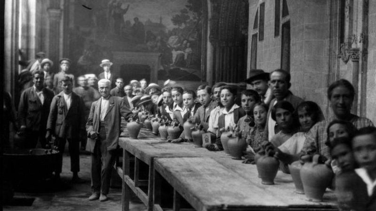 Beber agua del Tajo de un botijo: la utopía artística que completa la tradición toledana centenaria del 15 de agosto