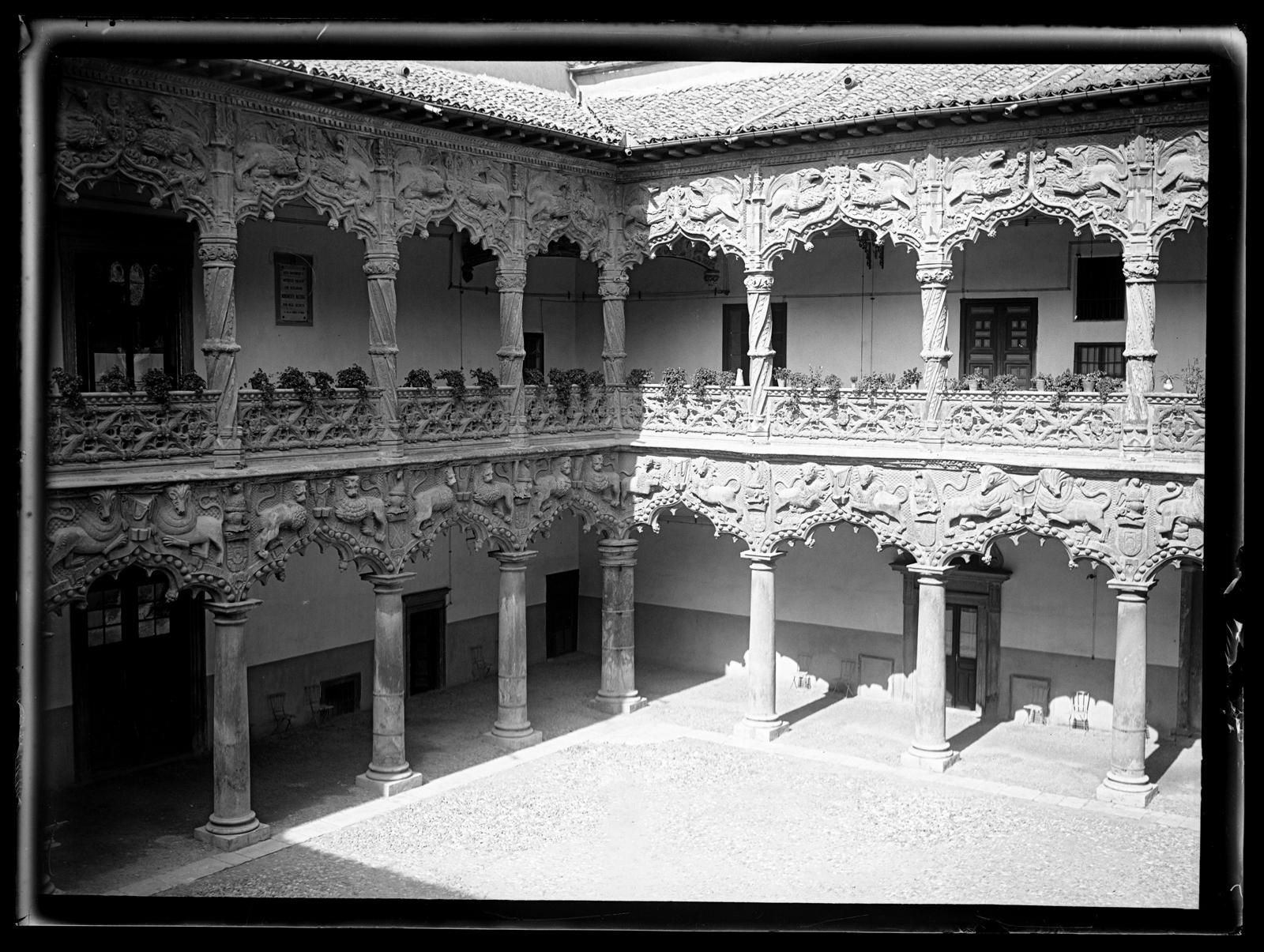 Patio del Palacio de los Duques del Infantado (Guadalajara). 1926. Fondo Goñi. AHP Guadalajara