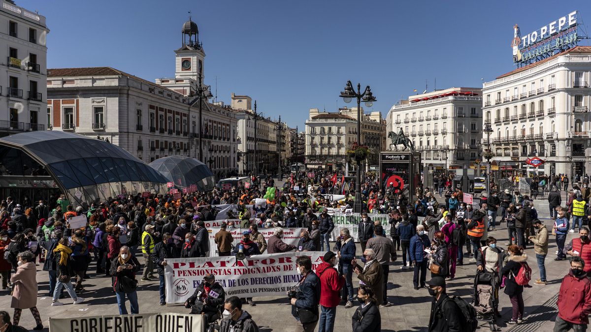 Manifestantes por el derecho a la vivienda y por unas pensiones dignas se unen frente al Congreso de los Diputados
