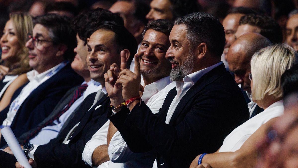 "Psicópata, chulo de putas", "la primera medida es Sánchez a la cárcel": los insultos  en el acto de ultras que presidió Abascal