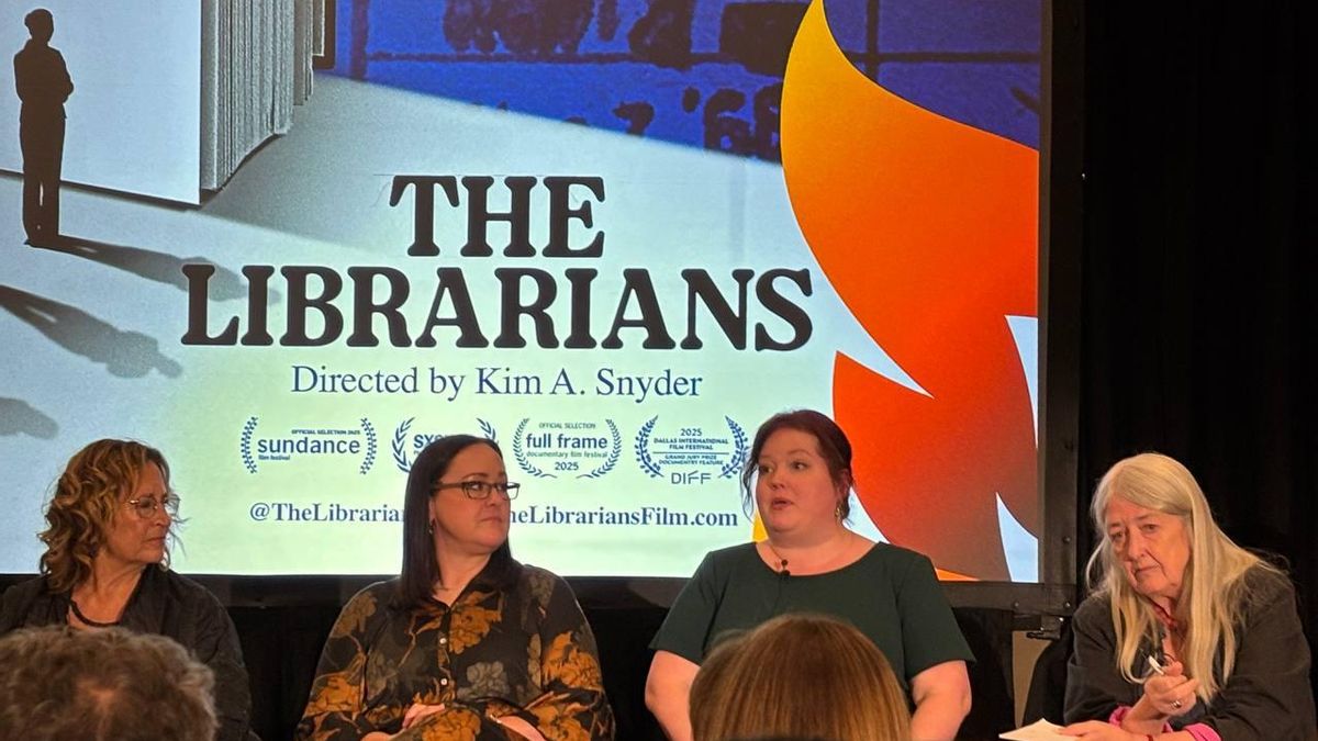 La directora Kim Snyder, las bibliotecarias Amanda Jones y Julie Miller, y la historiadora Mary Beard, este jueves en la biblioteca Weston de la Universidad de Oxford.
