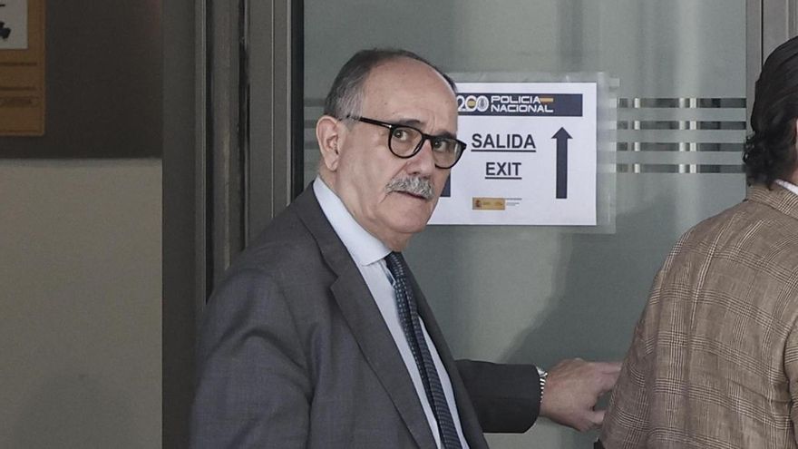 El letrado José Aníbal Álvarez, primer abogado del exministro José Luis Ábalos en el caso Koldo, a su salida de la Audiencia Nacional tras declarar como testigo, este lunes. EFE/ Sergio Pérez