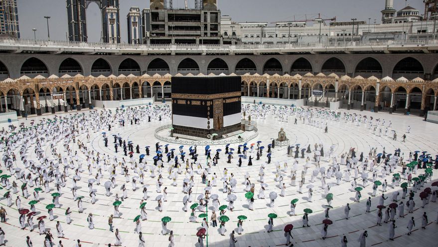 Los peregrinos circulan alrededor de la Kaaba, el santuario más sagrado del Islam, en el centro de la Gran Mezquita de la ciudad santa de La Meca, al comienzo de la peregrinación anual del Hayy musulmán. Debido a la pandemia mundial de coronavirus, sólo unos pocos miles de musulmanes están autorizados a realizar la peregrinación anual del Hayy musulmán este año, un evento que normalmente atraería a más de 2 millones de personas de todo el mundo.