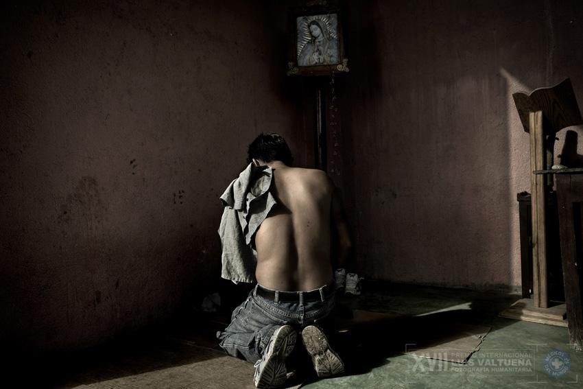 Ciudad Ixtepec. A esta pequeña ciudad, pero importante estación, miles de inmigrantes llegan cada año. Un varón, que reza a una imagen de la Virgen de Guadalupe, se encuentra en el albergue para inmigrantes que el sacerdote Alejandro Solalinde construyó hace 5 años con la ayuda de algunos voluntarios. En este espacio, los inmigrantes encontraban un lugar seguro para esperar el próximo tren que los llevase hacia el norte/ Fabio Cuttica.