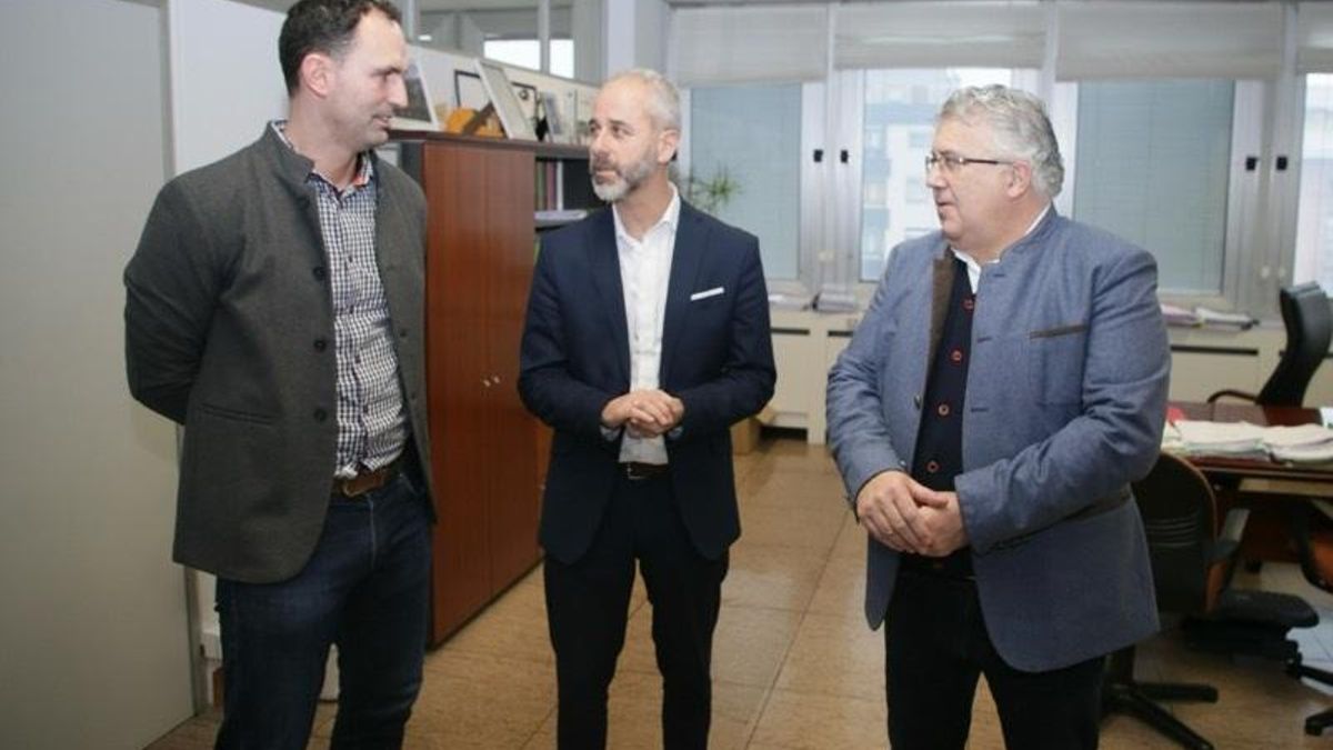 El consejero junto al decano del Colegio de Psicólogos y al director del CEIP Porrúa.