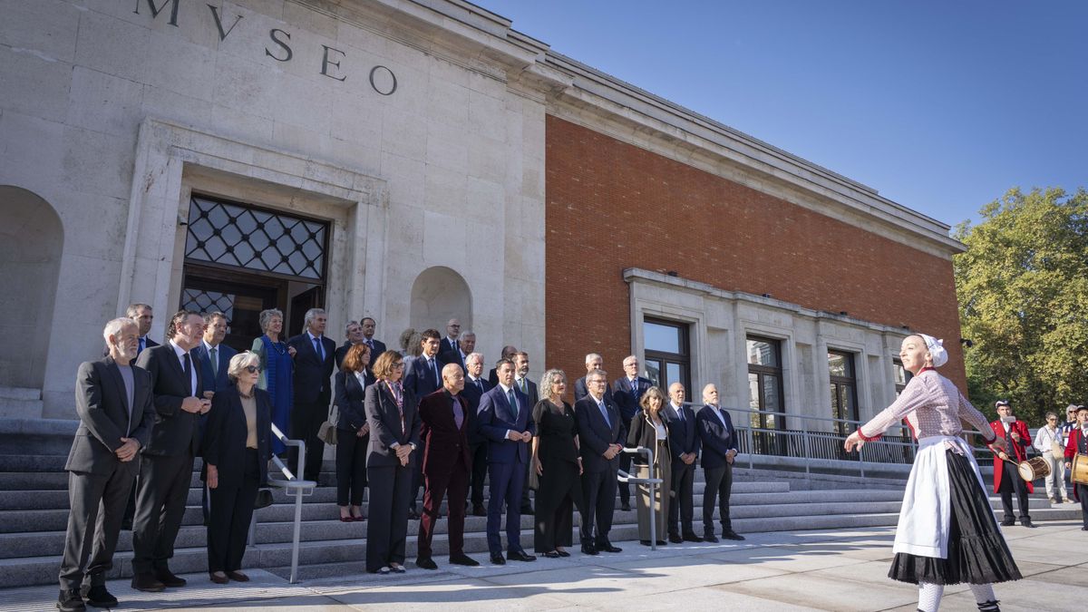 Autoridades en el aurresku de honor a la entrada del museo, en el edificio antiguo.