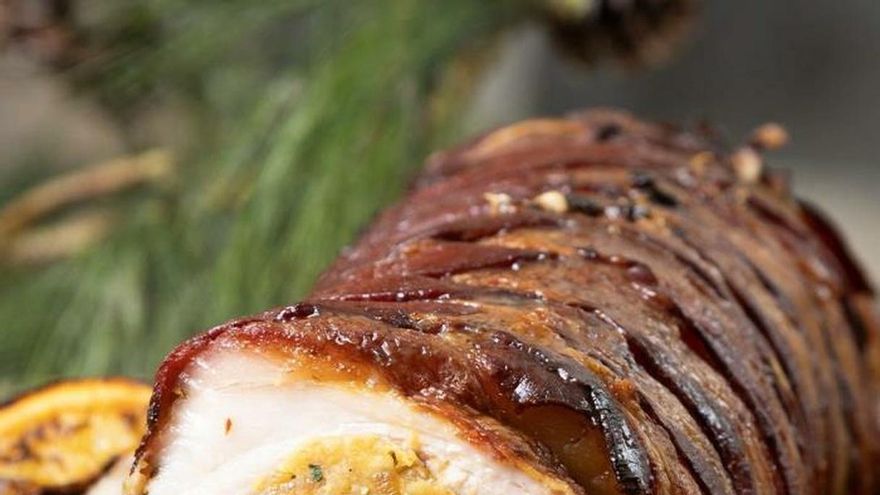Fotografía cedida por la Junta Nacional Porcina (NPB) estadounidense que ha emprendido una cruzada para desterrar de las mesas navideñas el "turducken", un pavo relleno de pato relleno de pollo, y entronizar el "toparrón", una apología de la carne de cerdo hecha plato y con sabor latino.