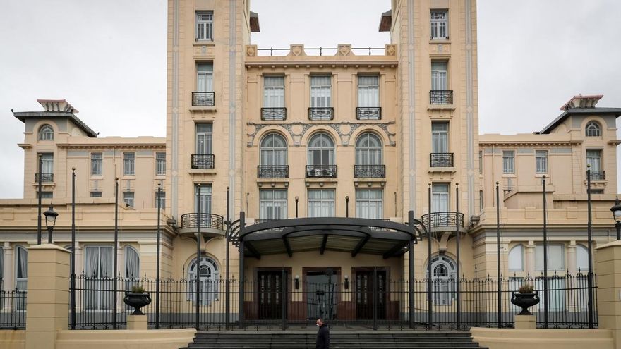 Un ciudadano camina el miércoles 1 de julio frente a la sede del Mercosur en Montevideo (Uruguay).