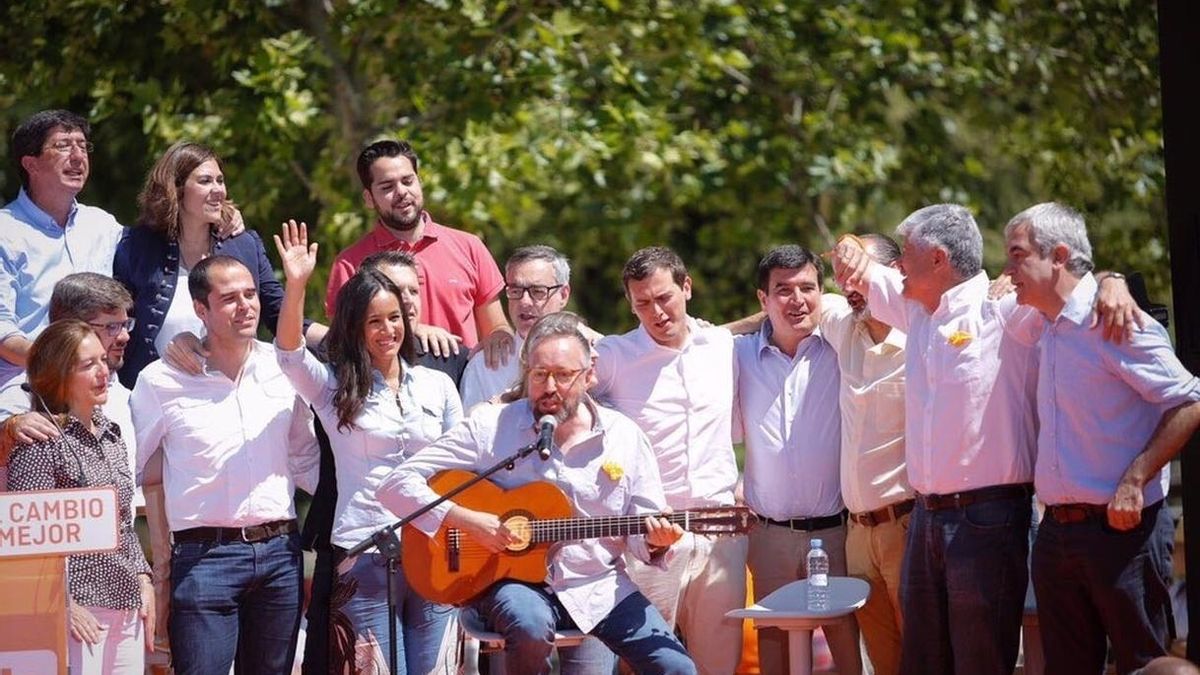 Girauta se lanza a cantar 'Mediterráneo' de Serrat en el acto central de campaña de Ciudadanos